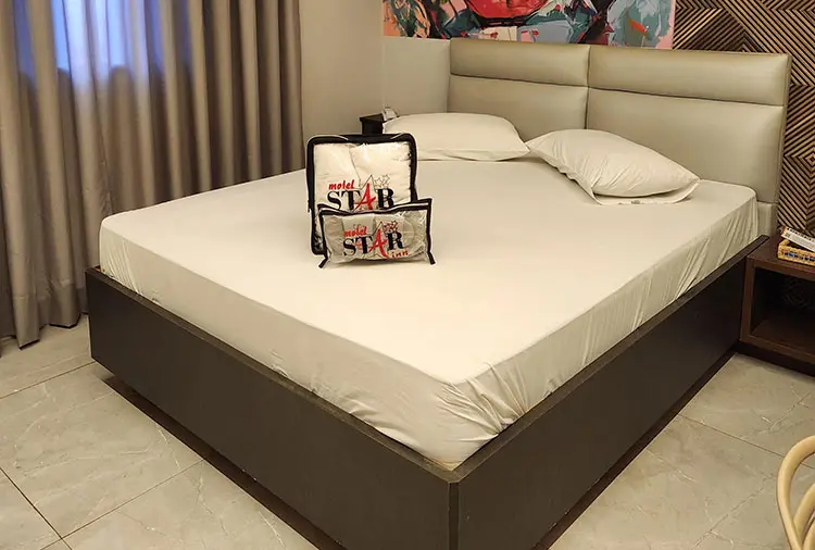 Cama confortável da Suíte Órion com enxoval higienizado e climatização