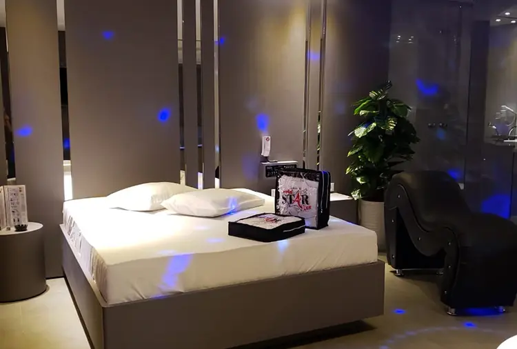 Banheira de hidromassagem privativa com cromoterapia azul relaxante e acabamento de alto padrão